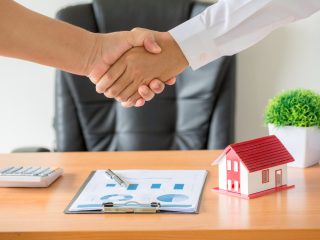 hands-agent-client-shaking-hands-after-signed-contract-buy-new-apartment-1-2048×1365-1